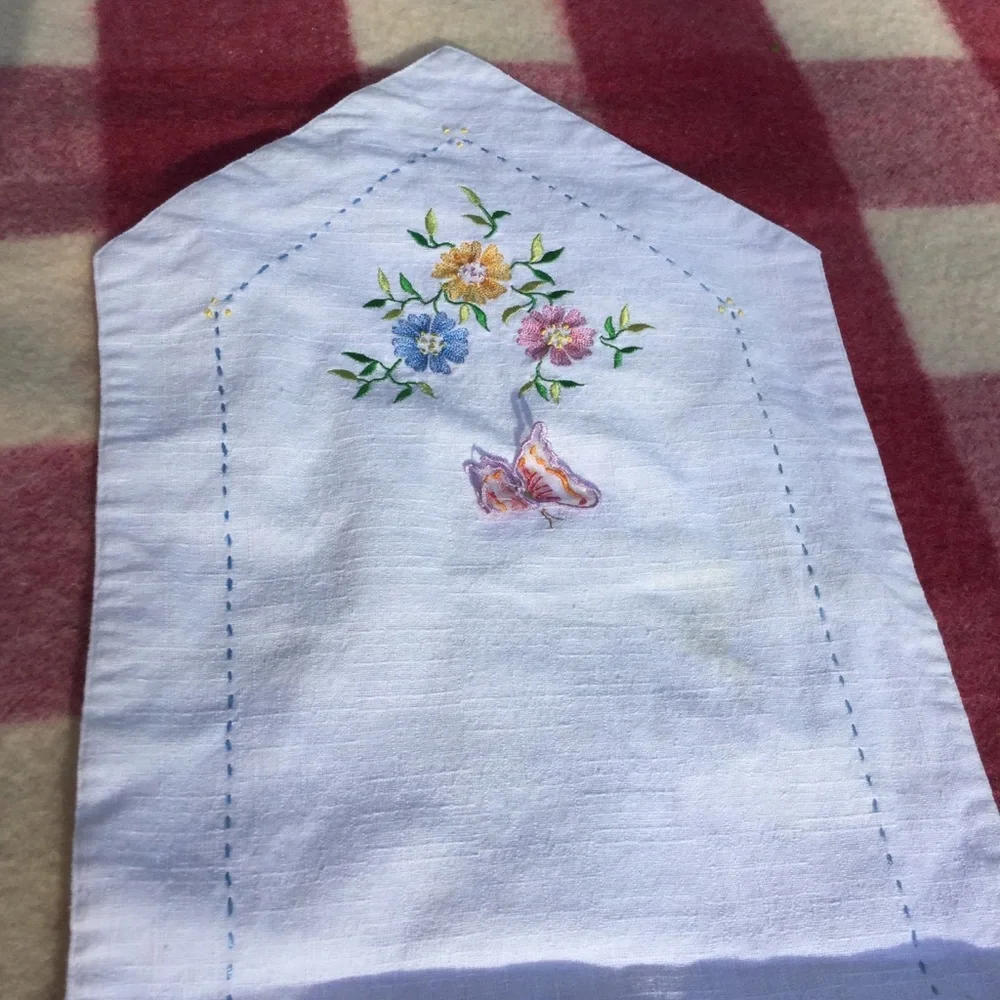 🦋 FLORAL TABLERUNNER w/BEAUTIFUL BUTTERFLIES